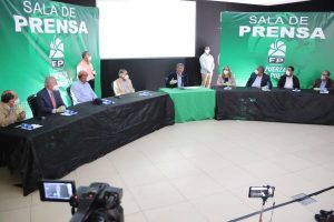 Leonel ofrece equipos para combatir incendio en el vertedero de Duquesa