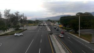 Circulación de vehiculos aumenta en calles y avenidas ciudad de Santiago