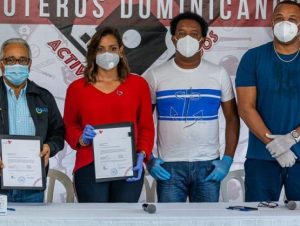 Fundación Pedro Martínez dona equipos a 54 centros de salud