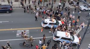 Investigan policías conducían vehículos atropelló manifestantes