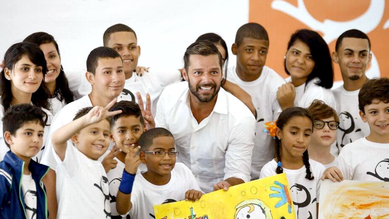 Cantante Ricky Martin envía a la RD material médico contra COVID-19 imagen