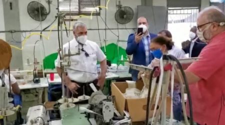 Gonzalo compra 200 mil mascarillas a la Asociación de Textileros de la RD