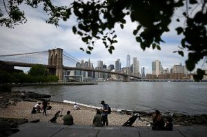 N. York permite grupos de hasta 10 personas por feriado de Los Caídos