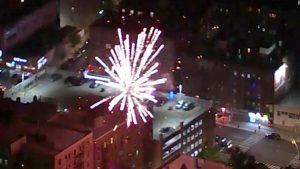 La Ciudad de Nueva York vive entre el coronavirus y fuegos artificiales La Ciudad de Nueva York vive entre el coronavirus y fuegos artificiales