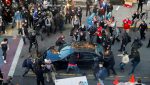 EU: Hombre armado embiste a grupo de manifestantes, hiere a uno y huye