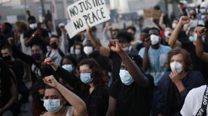También París, la capital de Francia, arde contra la violencia policial