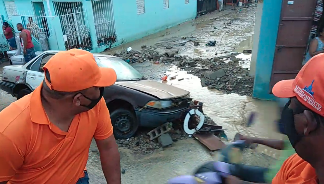 Explosión de tanque de agua inunda casas y vehículos en Santiago Oeste imagen