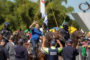 BRASIL: Presidente Bolsonaro se pasea a caballo entre miles de personas