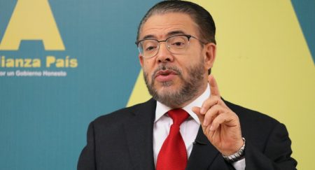 Premian a Guillermo Moreno, camaleón de la política