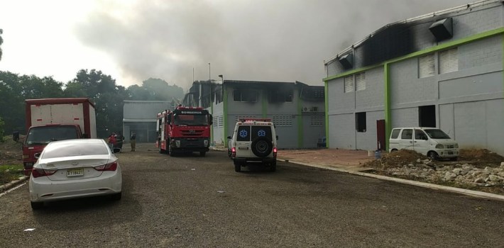 Incendio afecta fabrica de pañales desechables en Tamboril, Santiago imagen