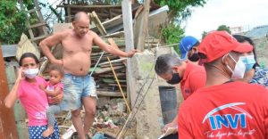INVI evalúa viviendas afectadas tras explotar tanque de agua en Santiago