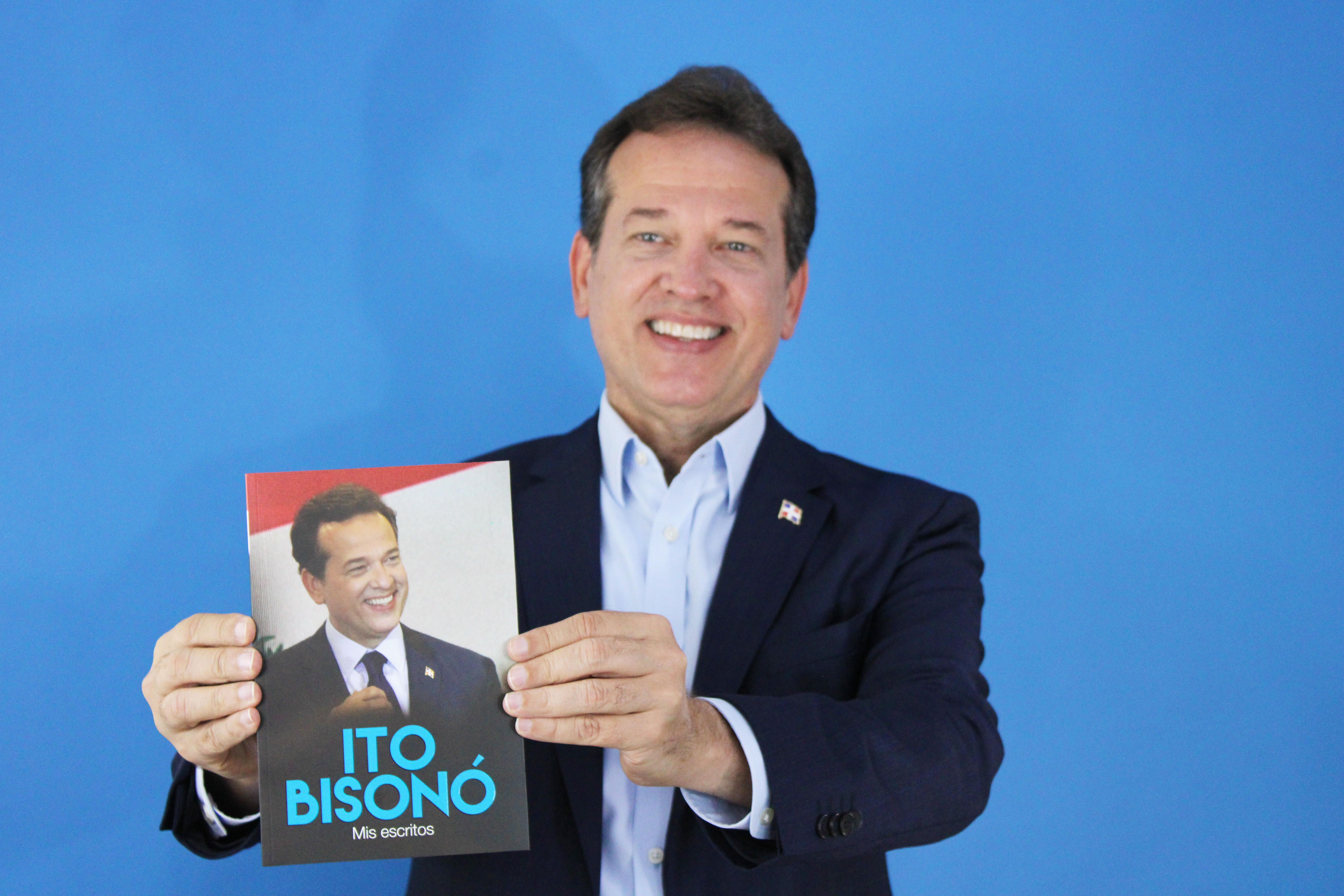 Víctor Bisonó lanza a través de redes su nuevo libro “Mis escritos” imagen