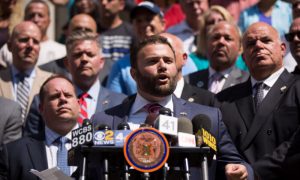 Concejal NY insta a Trump a revocar beneficios a arrestados por saqueo
