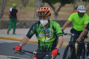 Alcalde Jiménez se monta en bicicleta para promocionarla como medio de transporte