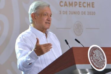 MEXICO: Presidente López Obrador recorre el país a pesar de COVID-19