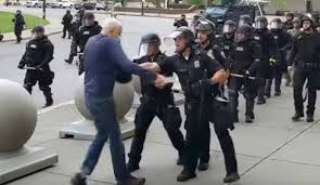 Suspenden policías empujaron a manifestante de 75 años al suelo