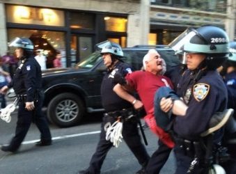 Nueva ley en Nueva York autoriza a grabar a la policía y mantener videos