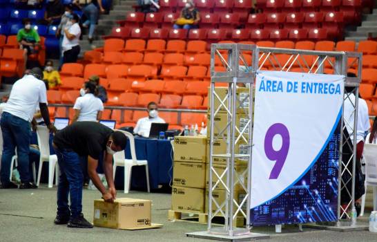 Educación entrega mil computadoras a profesores y estudiantes del Cibao imagen