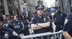 Policías de NY amenazan con huelga en medio de tensiones con el alcalde