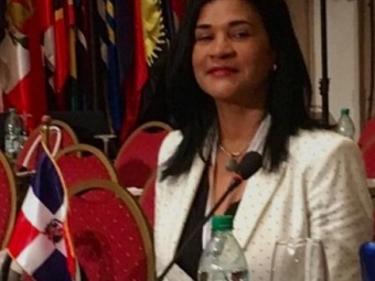 Diplomática RD llama parásitos a dominicanos residentes en EE.UU. imagen