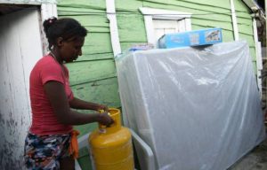 Gobierno asiste a familias afectadas por explosión de tanque de agua