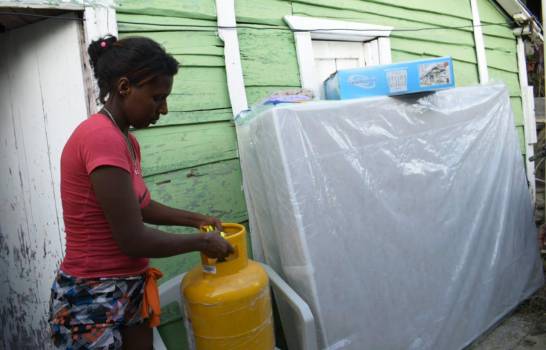 Gobierno asiste a familias afectadas por explosión de tanque de agua imagen