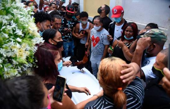 Una multitud despide a «La Soga» en Gurabo con música y gallos imagen