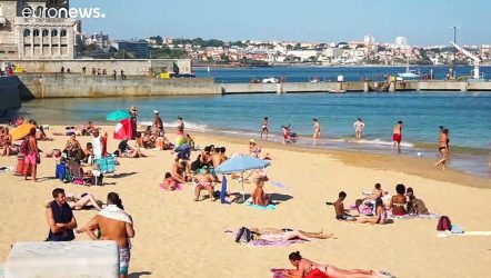 Playas llenas en el inicio de las vacaciones en parte de Europa