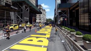 N. York pinta un mural de que la vida negra importa frente a la Torre Trump
