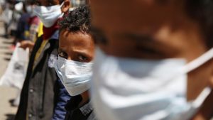 Rebrote de COVID-19 pone en fila a cientos dominicanos en espera PCR