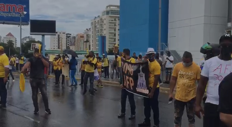 Cientos marchan hacia el Congreso para reclamar la devolución 30% AFP imagen