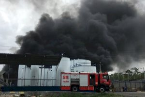 HAINA: Incendio consume el 95% de la empresa de envases plásticos Global