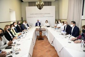 Abinader evalúa con su equipo salud crisis por aumento coronavirus en RD