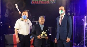 Reconocen a Armando Manzanero con premio Estrella del Siglo