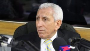 Esquea: A excepción del Presidente y la Vice, ningún funcionario debe usar franqueadores