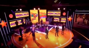 Castillo cierra su campaña con un espectáculo musical sin discursos