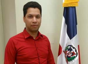 Dominicano Jatzel Román firma compromiso por la democracia