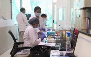 Científicos creen que pueden lograr en tiempo récord vacuna COVID-19