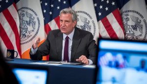 Alcalde Bill de Blasio critica invitación de los Yankees de NY a Donald Trump