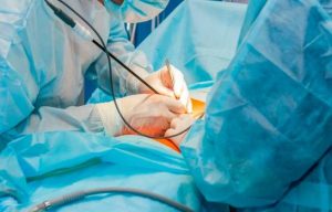 Muere enfermera tras realizarse cirugía estética en clínica Santiago