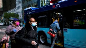 Nueva York coloca dispensadores con mascarillas gratis en autobuses