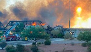 Tren se descarrila sobre un puente en Arizona y causa un gran incendio