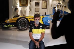 El español Fernando Alonso vuelve a la Fórmula Uno tras dos años de retiro