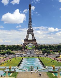 Por caída de visitas extranjeros París fija atención en turismo local