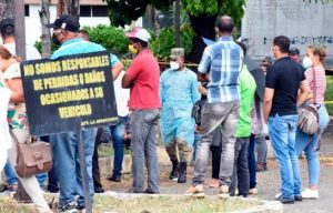 Largas filas en hospital de Santiago por pruebas para detectar Covid-19