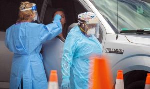 Florida rompe un récord de casos de COVID-19 mientras escasean las camas