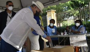 Hipólito Mejía vota y llama población a que acuda a las urnas con respeto