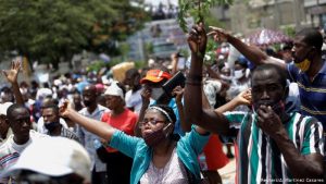 Miles protestan en Haití contra nueva ley que castiga la discriminación sexual