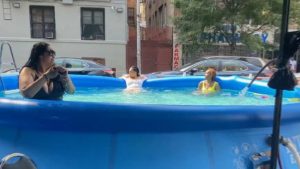 Fiesta en piscina inflable en pleno barrio dominicano moviliza Policía