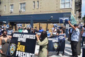 Empresarios y activistas dominicanos protestan contra recorte a Policía NY